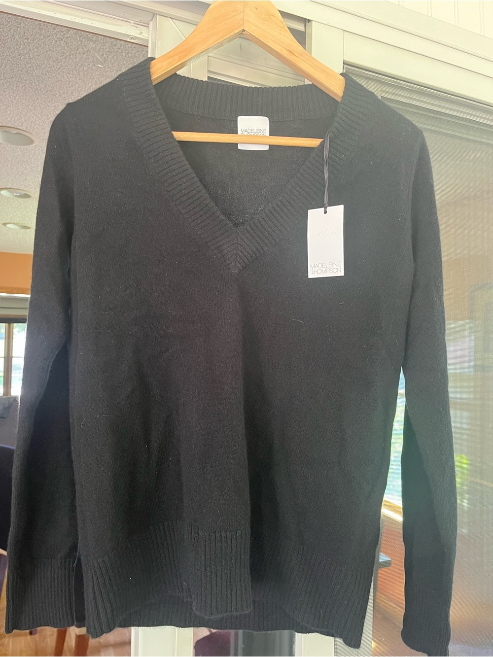 MADELEINE THOMPSON Women’s Black V-Neck Cashmere Sweater